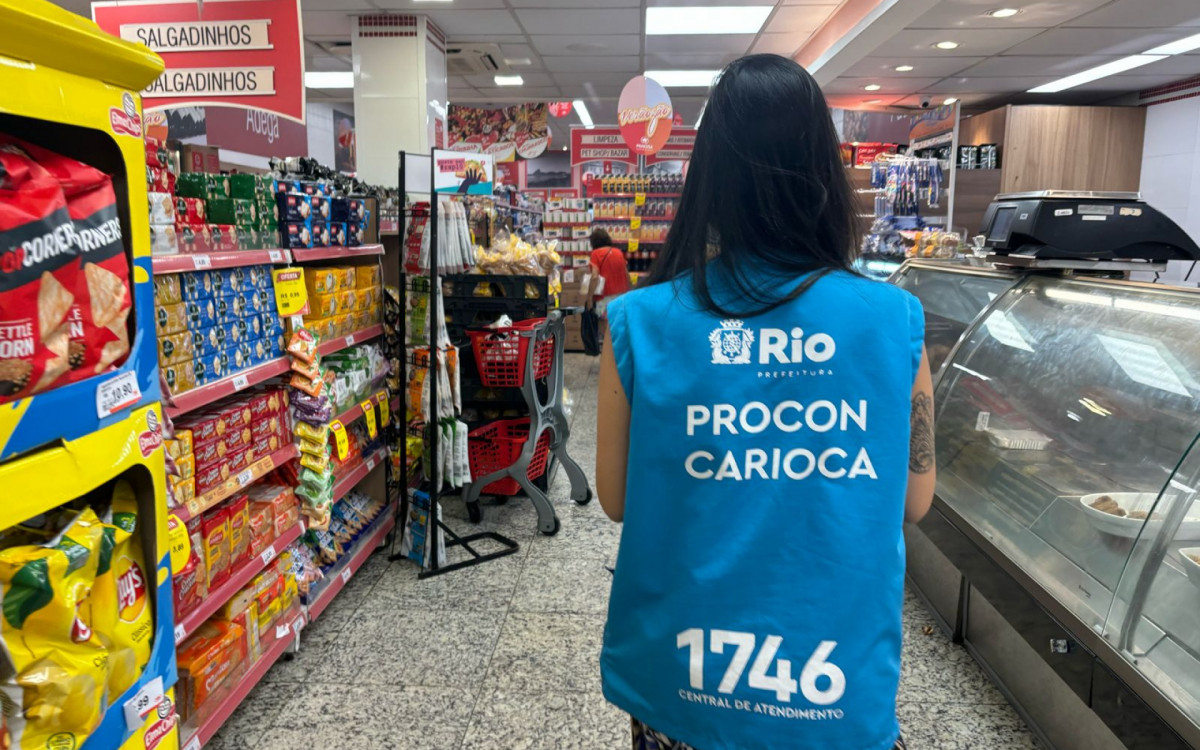 Mais de 100 quilos de produtos impróprios são descartados em ação do Procon Carioca | Rio de Janeiro | O Dia