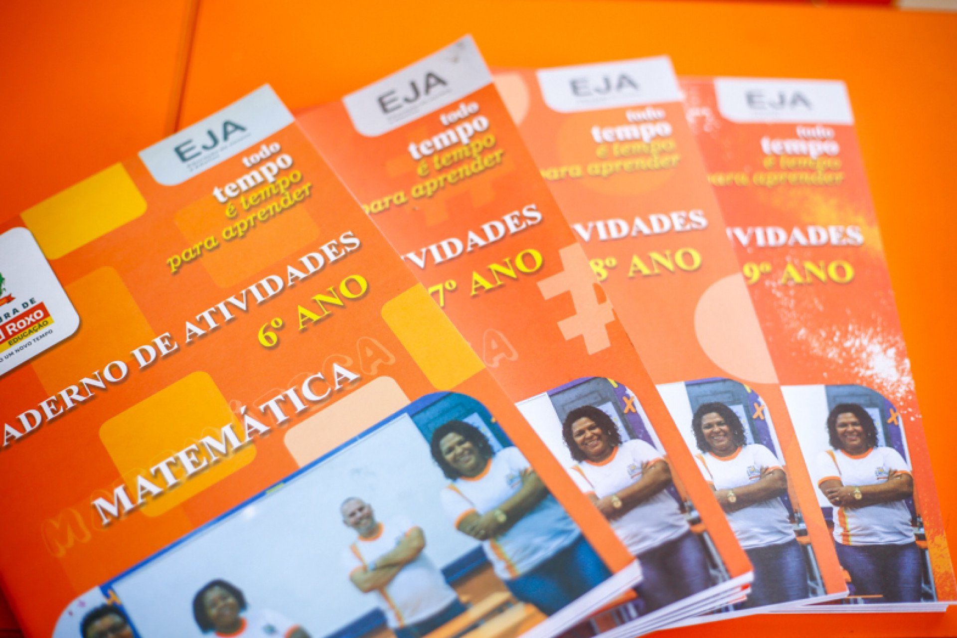 Alunos matriculados na EJA recebem um kit com os cadernos de atividades - Rafael Barreto / PMBR