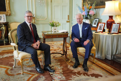 Keir Starmer é nomeado oficialmente primeiro-ministro britânico após reunião com rei Charles III