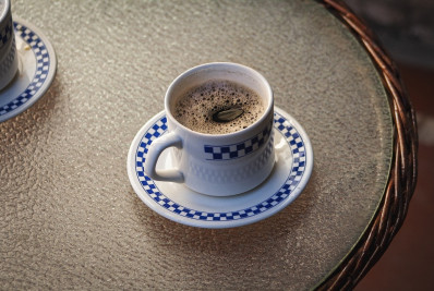 Estudo destaca que a cafeína desacelera a progressão do Alzheimer