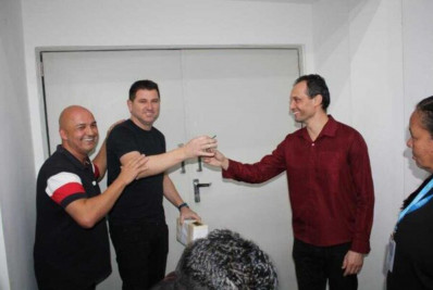 Fábio do Pastel recebe chaves do Cine São Pedro