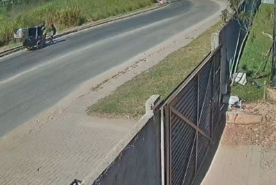 Mulher é presa suspeita de matar homem e carregar corpo em sofá