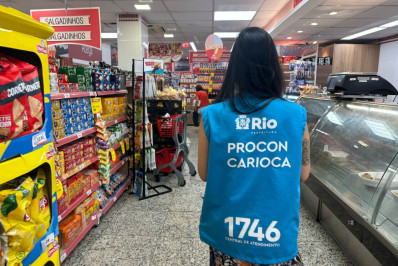 Mais de 100 quilos de produtos impróprios são descartados em ação do Procon Carioca