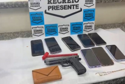 Homem é preso e adolescente apreendido por furtar passageiros de ônibus no Recreio