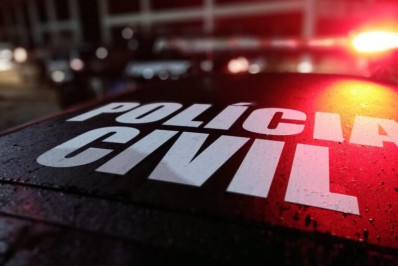 Mulher é presa por ameaçar incendiar casa do vizinho após matar gata a machadada