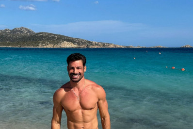 Cauã Reymond posa sem camisa em praia da Itália e recebe elogios: 'Lindo de todos os ângulos'