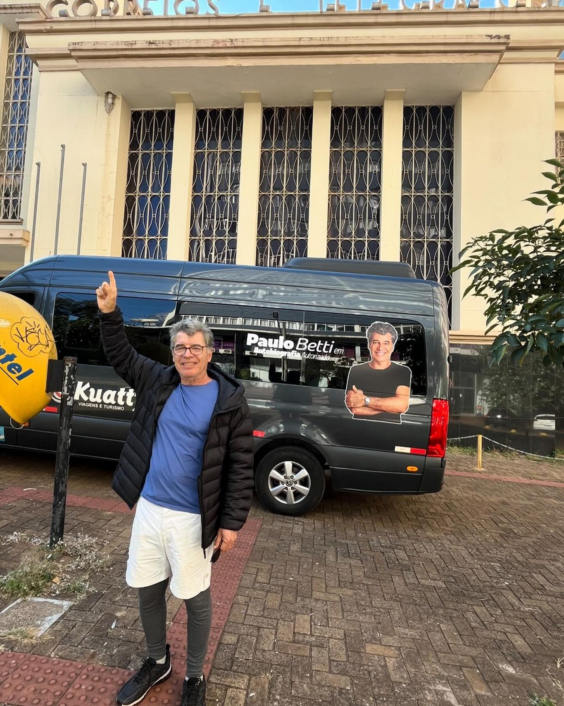Paulo Betti posa perto da van na qual tem percorrido o interior do Brasil com o espet&aacute;culo - Reprodu&ccedil;&atilde;o / Instagram 
