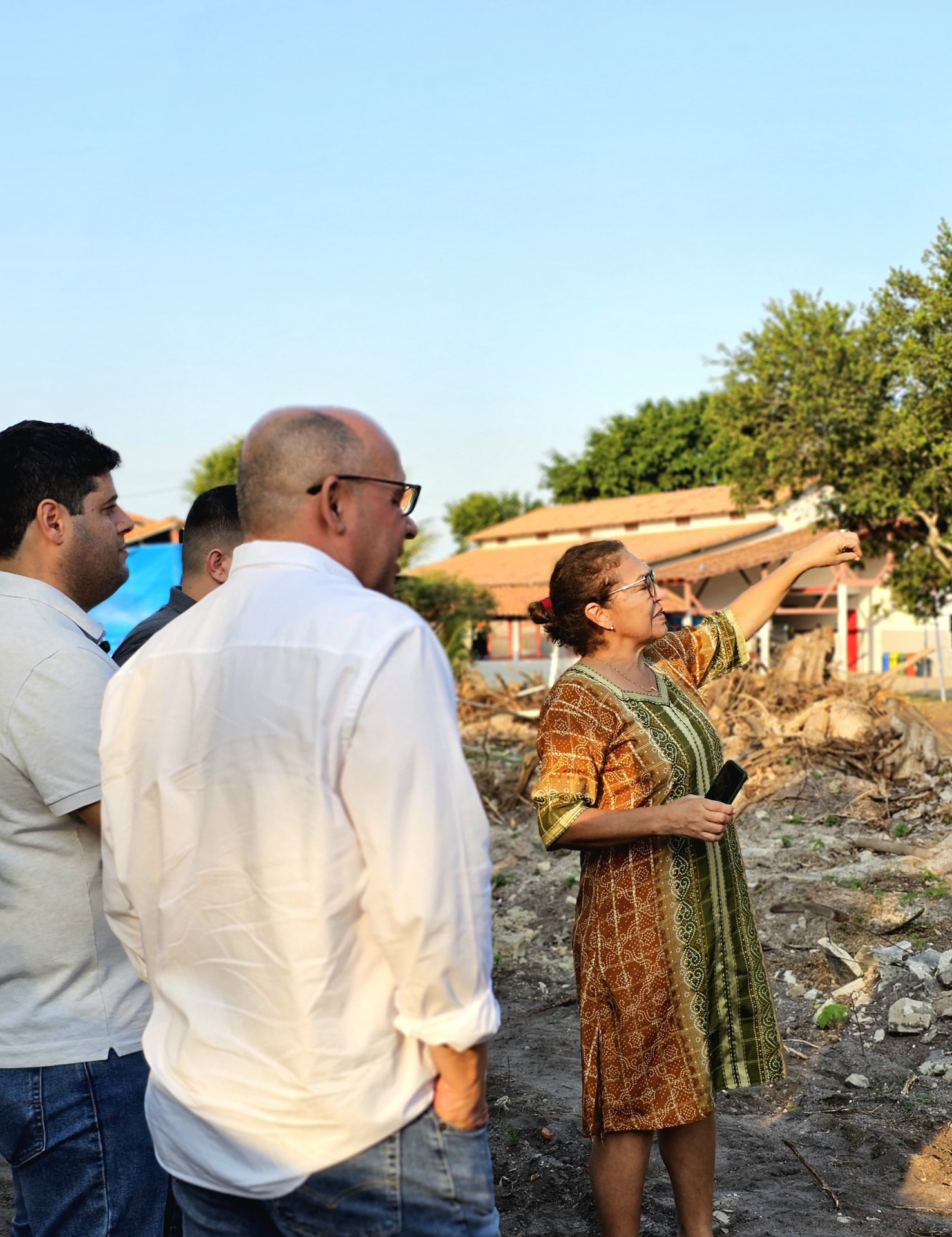 Prefeito Marcelo Magno visitou espaço onde será construída a nova creche de tempo integral, juntamente com o secretário de Educação Bernardo Alcântara, a secretária adjunta Romilda Suinka e a equipe diretiva - Ascom