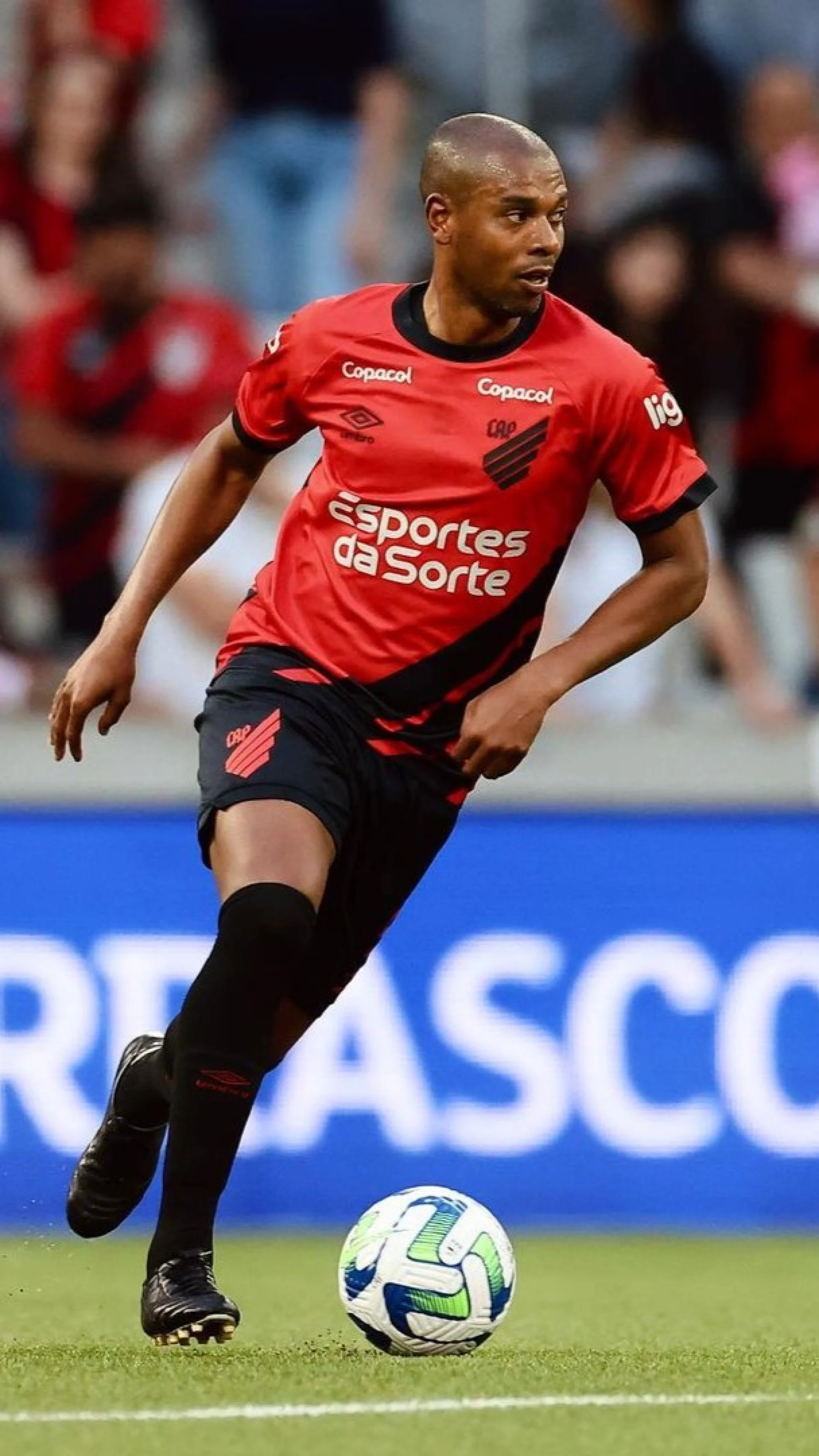 Fernandinho

Cria do Athletico, o volante estava no Manchester City quando foi convocado para o Mundial. Ele permaneceu no clube inglês até o meio de 2022. Fernandinho, aliás, saiu como um dos ídolos da história dos Citizens

Naquele mesmo ano, retornou para o Athletico-PR. Até hoje, é titular do Furacão e um dos principais nomes da posição no país.

Pela Seleção, ainda ficou marcado pelo gol contra na eliminação para a Bélgica na Copa do Mundo de 2018. Por outro lado, foi campeão da Copa América de 2019.