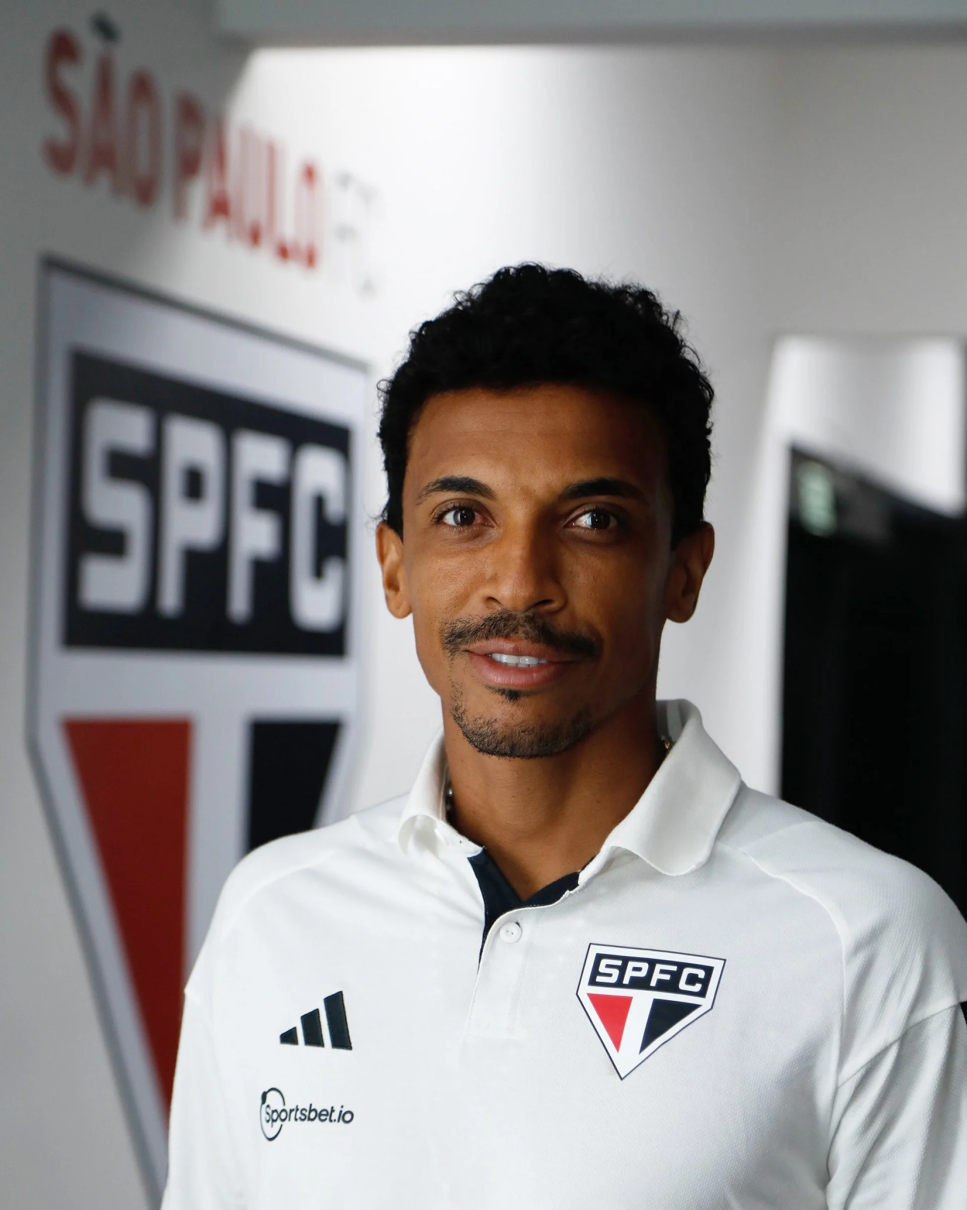 Luiz Gustavo

O volante, que era o ?cão de guarda? do Brasil de Felipão, estava no Wolfsburg, da Alemanha, quando foi convocado. Depois da Copa, defendeu as cores do time alemão por mais três temporadas.

Em 2017, reforçou o Olympique de Marselha, da França. Posteriormente, passou por Fenerbahçe e Al-Nassr, da Arábia Saudita, onde teve a oportunidade de trabalhar com Cristiano Ronaldo. Atualmente, Luiz Gustavo é jogador do São Paulo. O clube oficializou a contratação em dezembro de 2023.