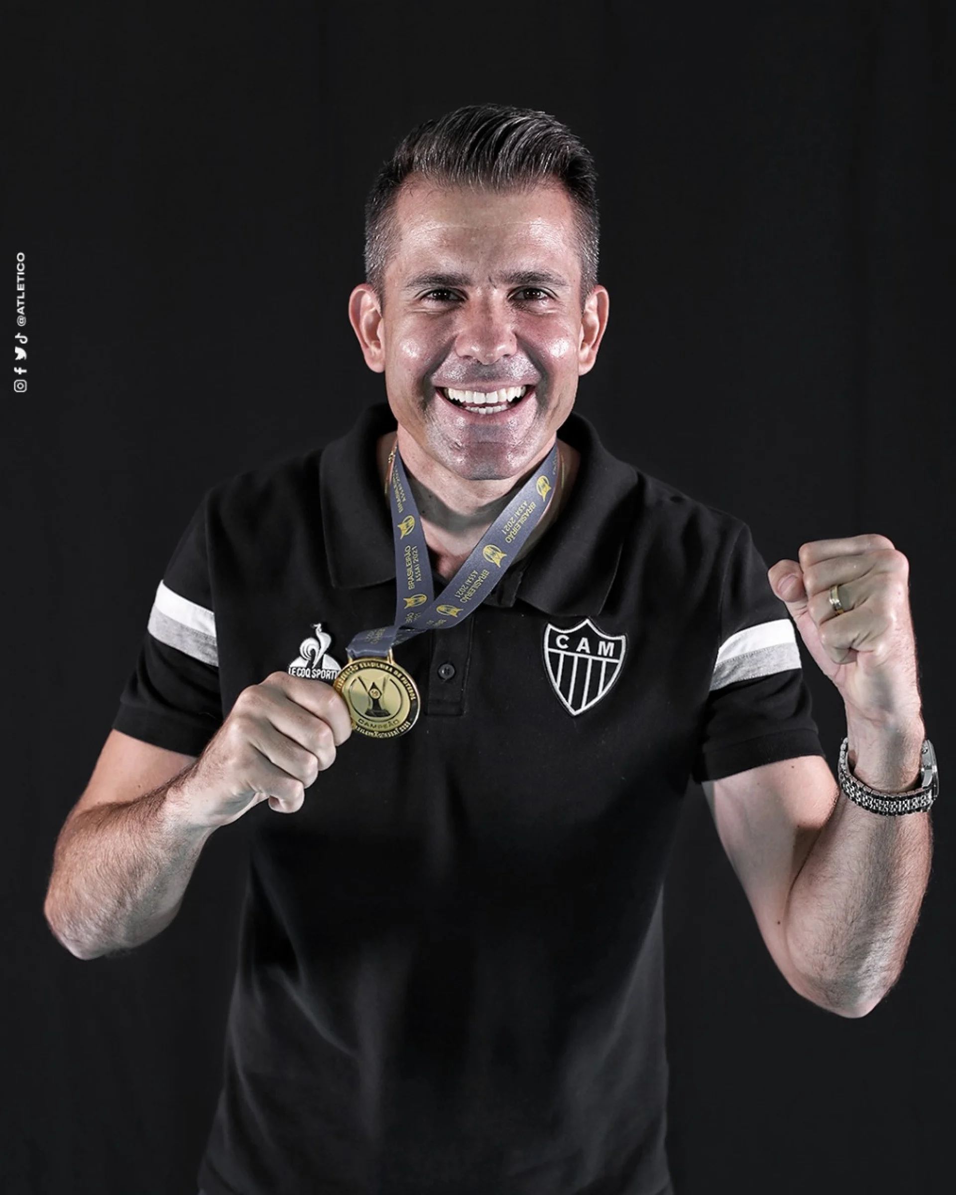 
Victor

O goleiro estava no Atlético-MG quando foi convocado. Ele, inclusive, havia sido um dos heróis do título da Libertadores no anterior e era um dos principais nomes do Brasil na posição.

Depois da Copa, seguiu como titular absoluto do até 2020, quando o Galo contratou o técnico Dudamel. Mais tarde, Sampaoli chegou ao clube e pediu a contratação de Everson. Terceira opção da meta atleticana, Victor começou a perder espaço e aposentou em 2021. Atualmente, é diretor de futebol do clube mineiro.