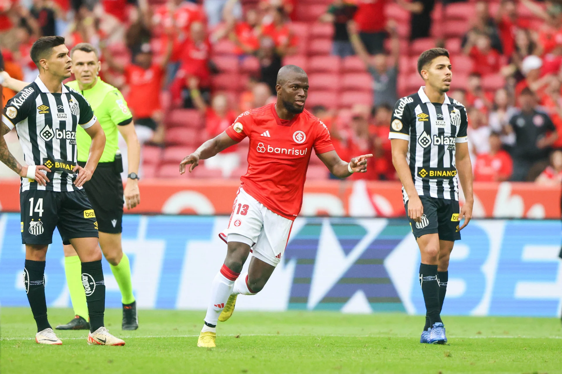 Um 7 a 1 também aconteceu na última edição do Campeonato Brasileiro. O Santos, que seria rebaixado para a segunda divisão, teve suas redes balançadas sete vezes pelo Internacional no Beira-Rio, em jogo válido pela 28ª rodada do Brasileirão de 2023. Os gols do Colorado foram marcados por Kevyson (contra), Alan Patrick, Enner Valencia (2), Wanderson, Bustos e Luiz Adriano. Já Maximiliano Silvera foi o autor do tento solitário do Peixe.
