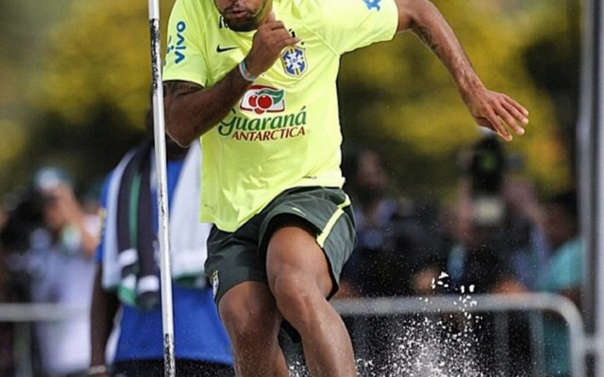 Dante: \'Acho que nos precipitamos um pouco, perdemos muito rápido a calma, a razão para jogar. É difícil de explicar. Você tem uma vontade tão grande de fazer algo bom, perfeito, você vê algum outro lado que não tinha imaginado. E você se olha, deu blecaute ali. Foi algo que nós não acreditamos em nós mesmos. Foi uma pena\'.