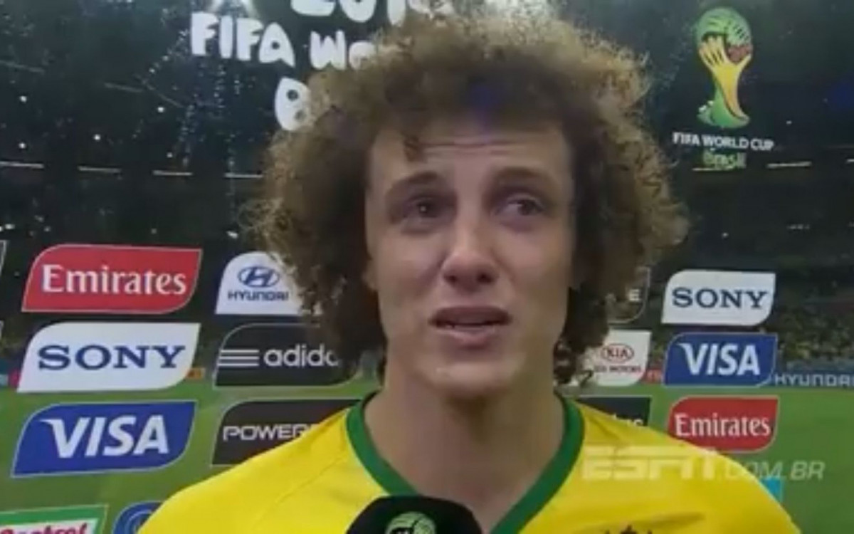 David Luiz: \'Eu só queria poder dar a alegria ao meu povo, eles já sofrem com tantas coisas em todos os dias. Eu peço desculpas a todos os brasileiros, eu só queria ver meu povo sorrir, todos sabem o que era mais importante, eu queria ver o Brasil inteiro feliz por conta da Copa\'.