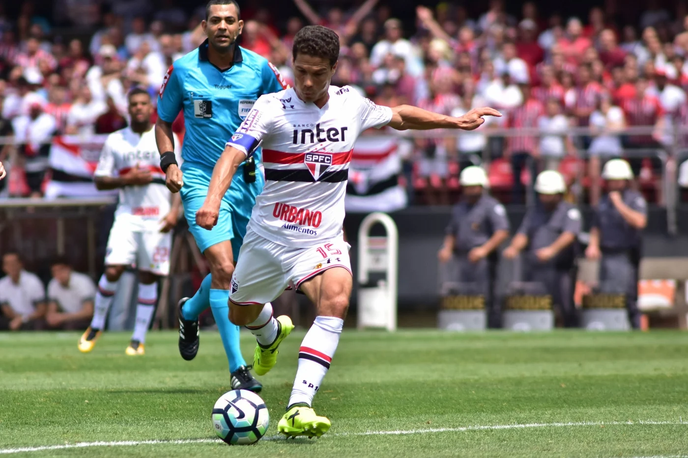 Hernanes

O \'Profeta\' ganhou destaque no futebol europeu na Lazio, mas já estava na Inter de Milão quando foi convocado. Hernanes permaneceu nos Nerazzurri até agosto de 2015. Depois, virou reforço de mais um clube italiano: a Juventus.

Posteriormente, defendeu o Hebei, da China, mas logo foi emprestado ao São Paulo, clube que o revelou para o futebol, em 2017. Ele retornou ao clube da Ásia em 2018, mas foi contratado pelo Tricolor Paulista em dezembro do mesmo ano.

Em 2021, deixou o São Paulo. Livre no mercado, ele assinou com o Sport, que seria seu último clube. No ano seguinte, anunciou a aposentadoria.