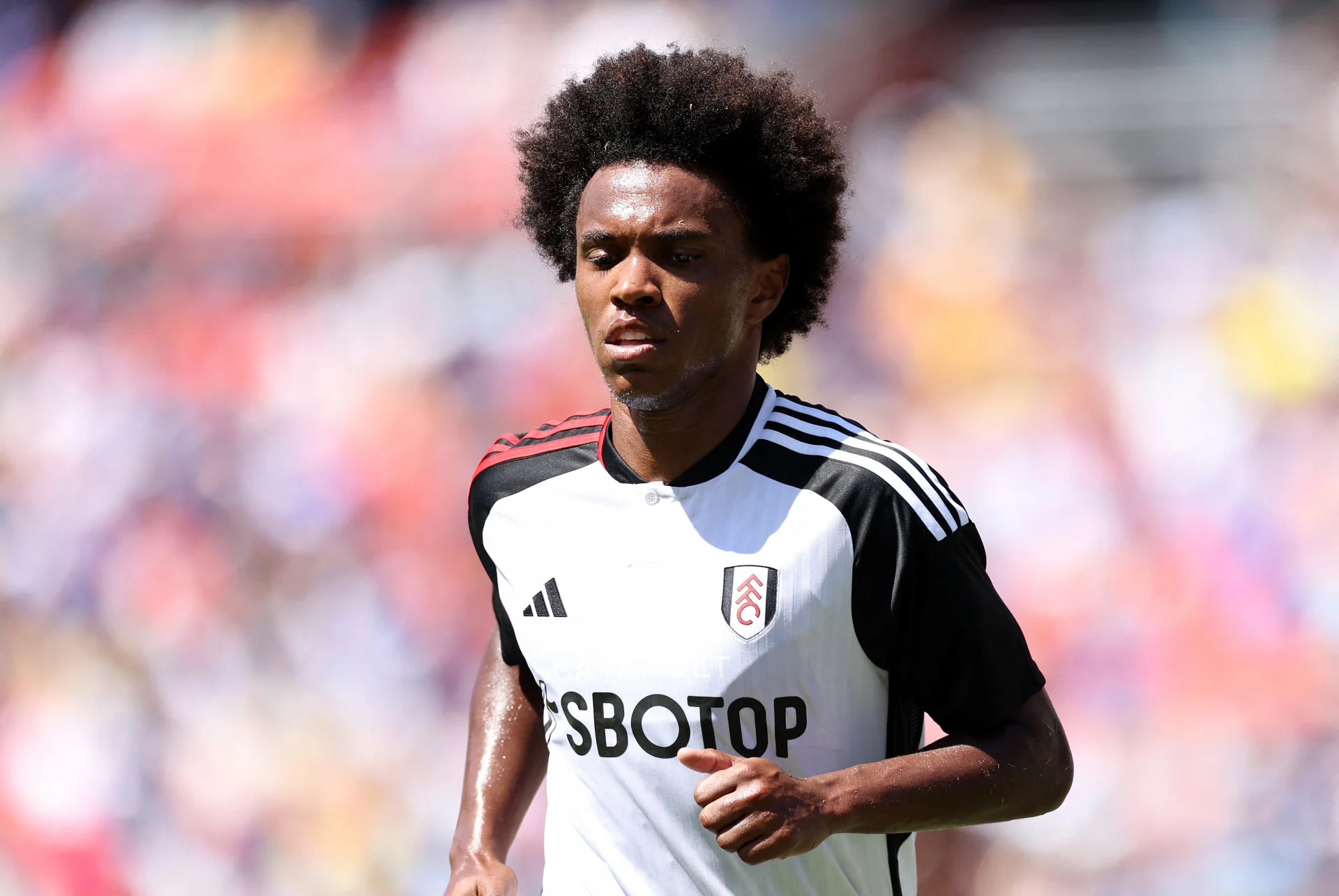 Willian

O meio-campista é mais um jogador que defendia o Chelsea quando foi convocado. Ele permaneceu nos Blues até 2020, quando se transferiu para o Arsenal, em agosto.

Um ano depois, ele antecipou o fim do vínculo com os Gunners e assinou com o Corinthians. A passagem, porém, foi frustrante e ele rescindiu com o Timão em 2022. Willian não correspondeu dentro de campo, mas deixou claro que ele e a família receberam ameaças.

Numa entrevista à Premier League Brasil, ele chegou a dizer: \'Eu não quero voltar para o Brasil, nunca mais\'. Após deixar Corinthians, Willian foi para o Fulham, da Inglaterra. Ele defendeu o time londrino nas duas últimas temporadas e, agora, está com o futuro em aberto.

Ele esteve presente na Copa do Mundo de 2018 e foi campeão da Copa América de 2019 com a seleção brasileira.