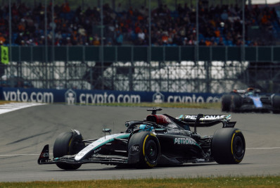 F-1: Russell é o mais veloz em pista molhada e lidera 3º treino livre para o GP da Inglaterra