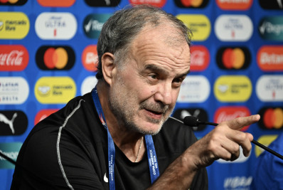 Bielsa critica a saída de jovens jogadores para a Europa: 'O que aconteceu com o futebol?'
