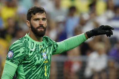 Alisson enfrenta problema físico no Liverpool e preocupa seleção brasileira