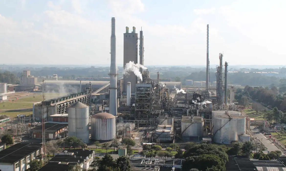 Fábrica de fertilizantes da Petrobras no Paraná readmite 214 funcionários