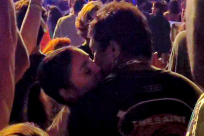 Assumidos! Sophie Charlotte e Xamã são flagrados beijando muito em festival