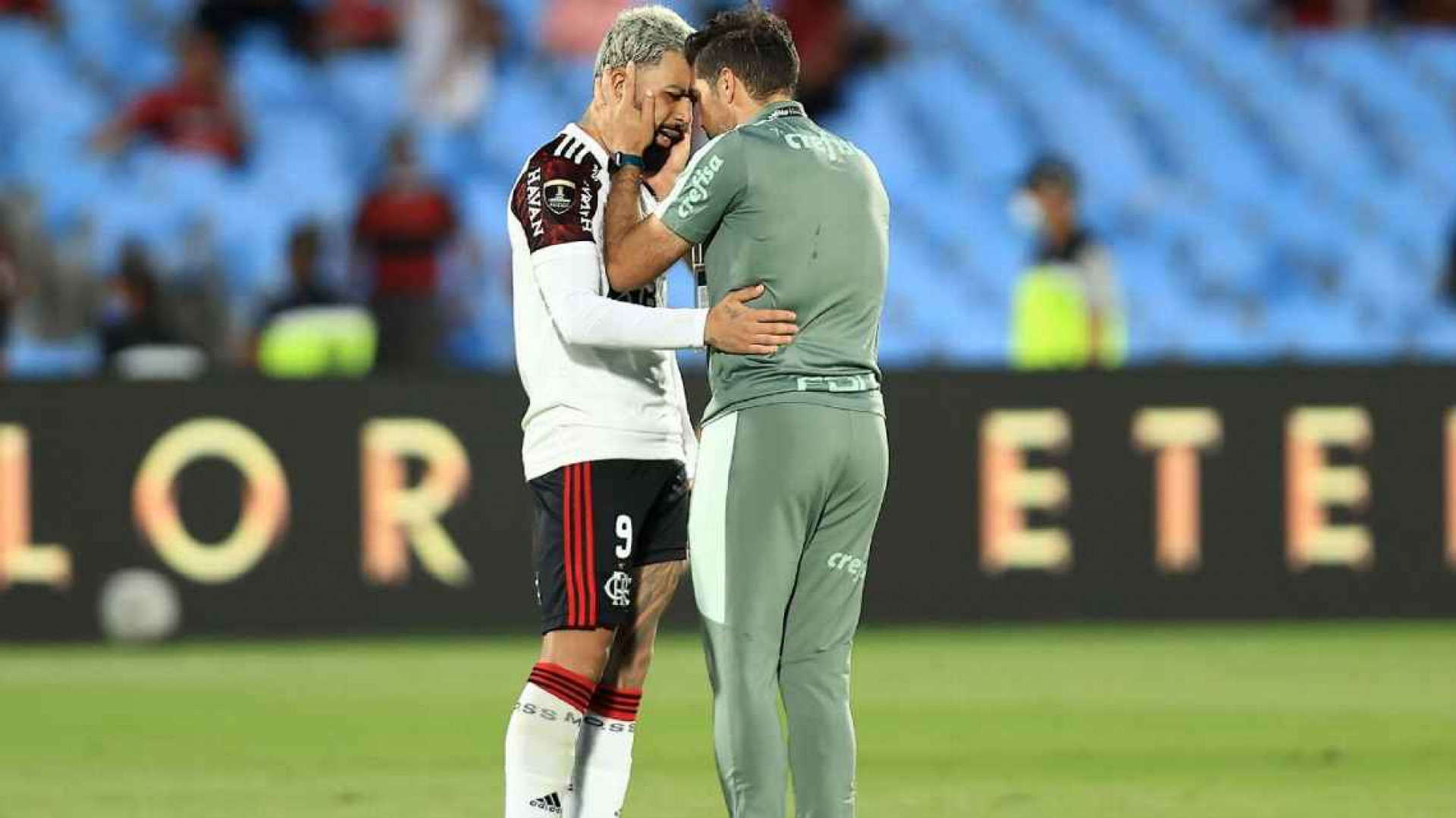 Abel Ferreira consola Gabigol após final da Libertadores  - Foto: Buda Mendes/Getty Images