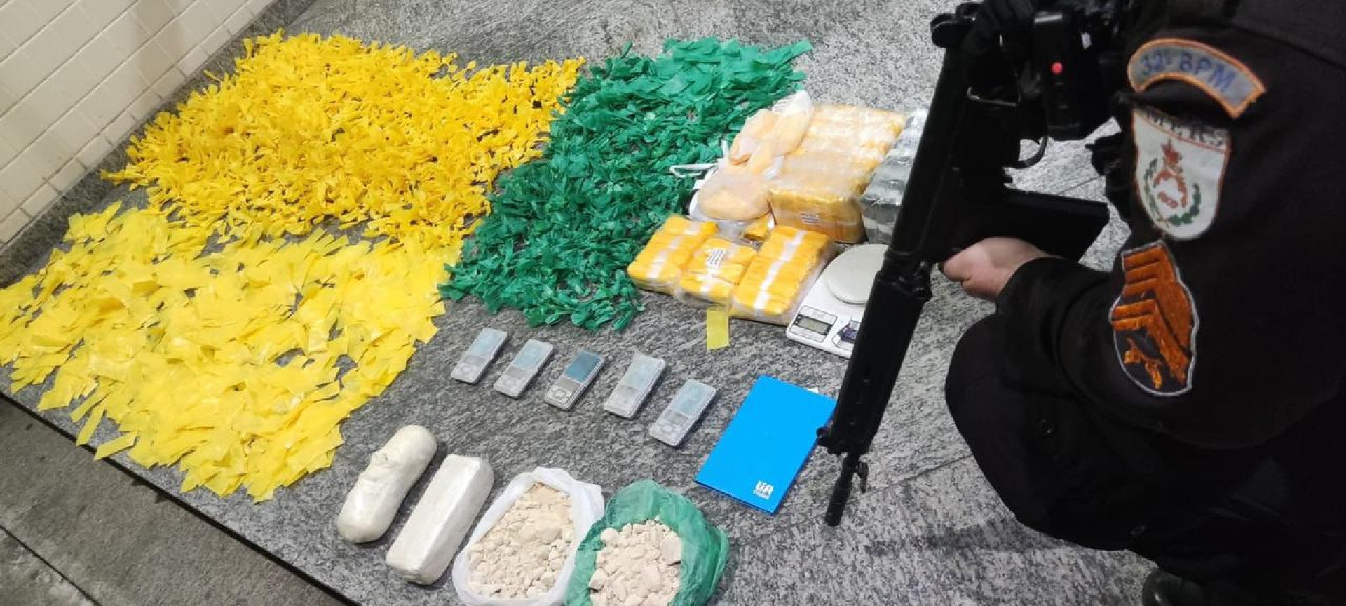 Agentes do 32º BPM apreendem grande quantidade de drogas e materiais usados no preparo de entorpecentes durante operação no bairro Brasília - Foto: Divulgação