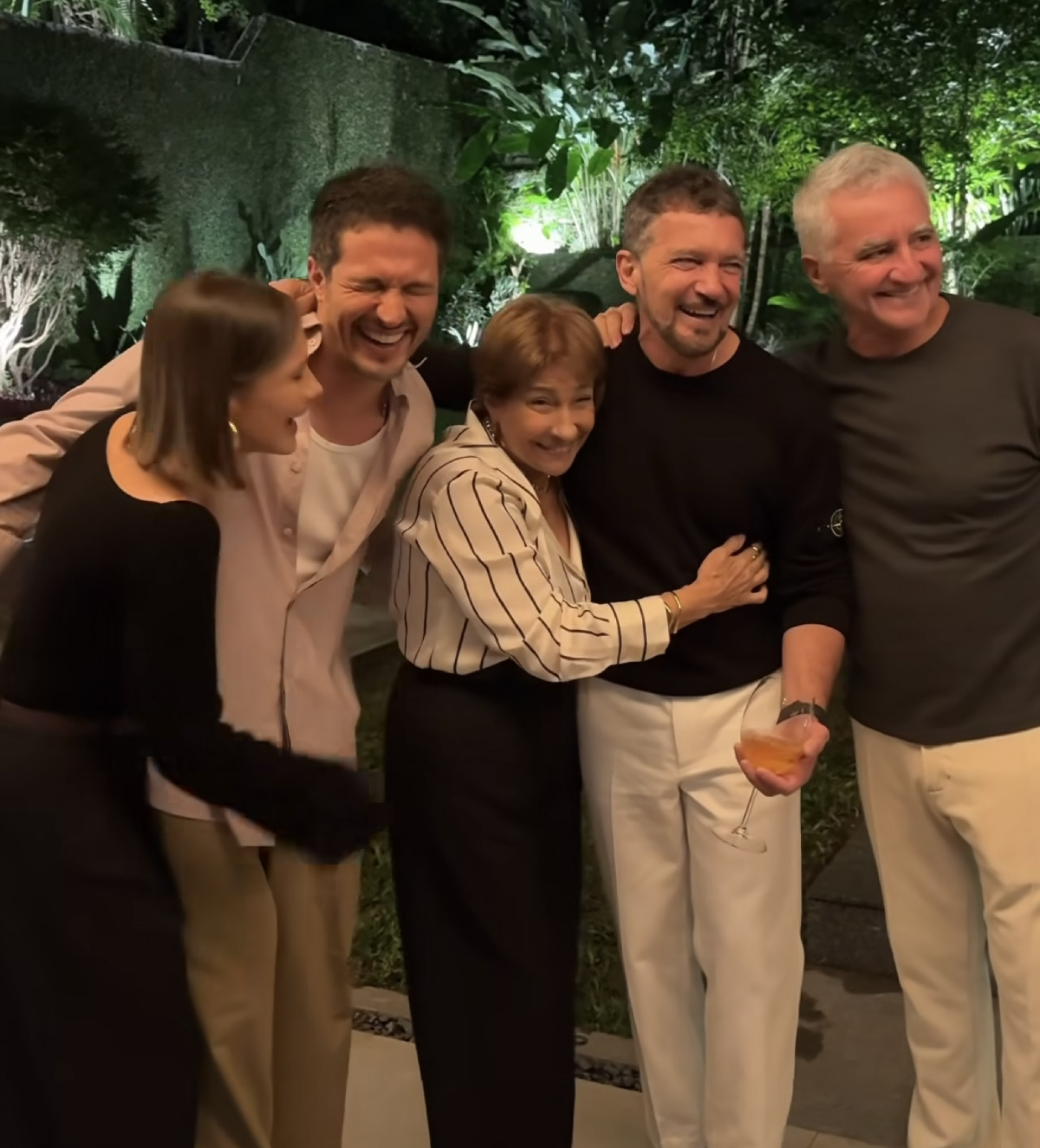 Romulo Estrela diverte internautas ao mostrar reação da mãe conhecendo Antonio Banderas - Reprodução