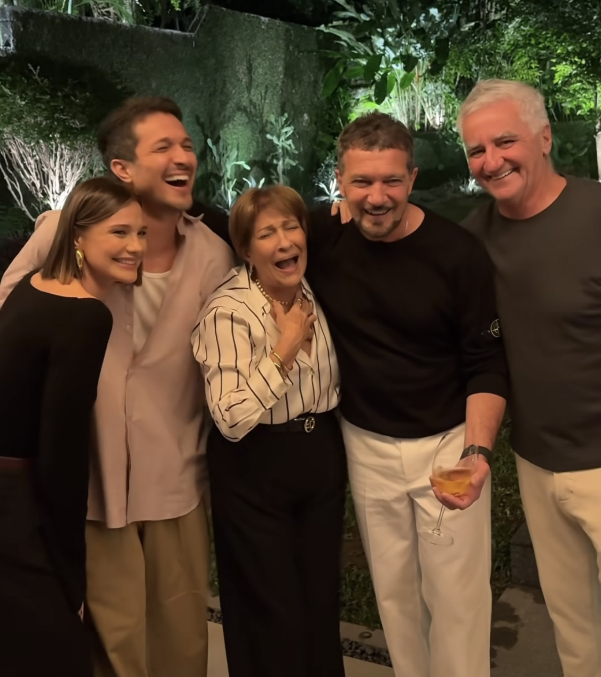 Romulo Estrela diverte internautas ao mostrar reação da mãe conhecendo Antonio Banderas - Reprodução