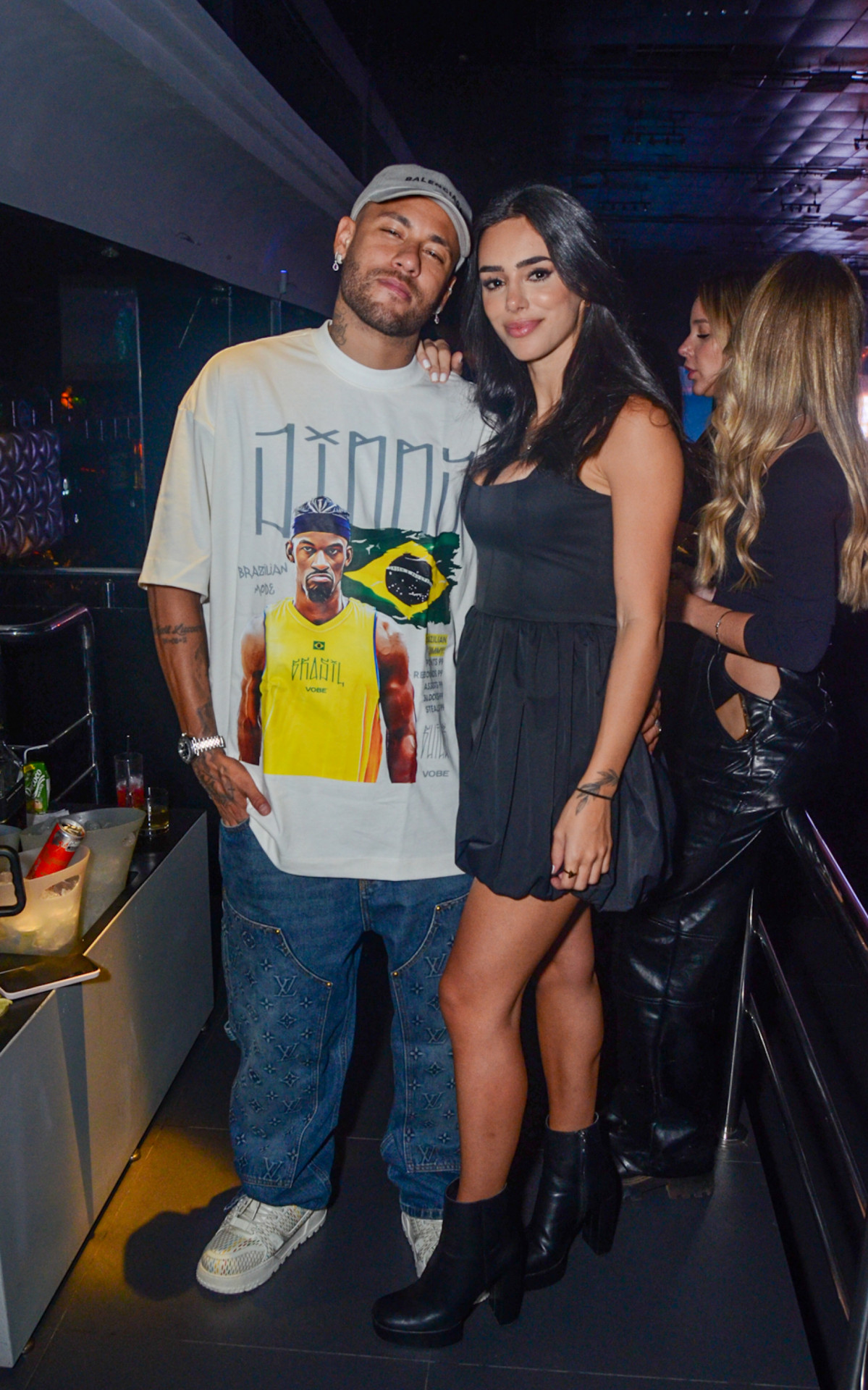 Neymar e Bruna Biancardi beijam muito em balada