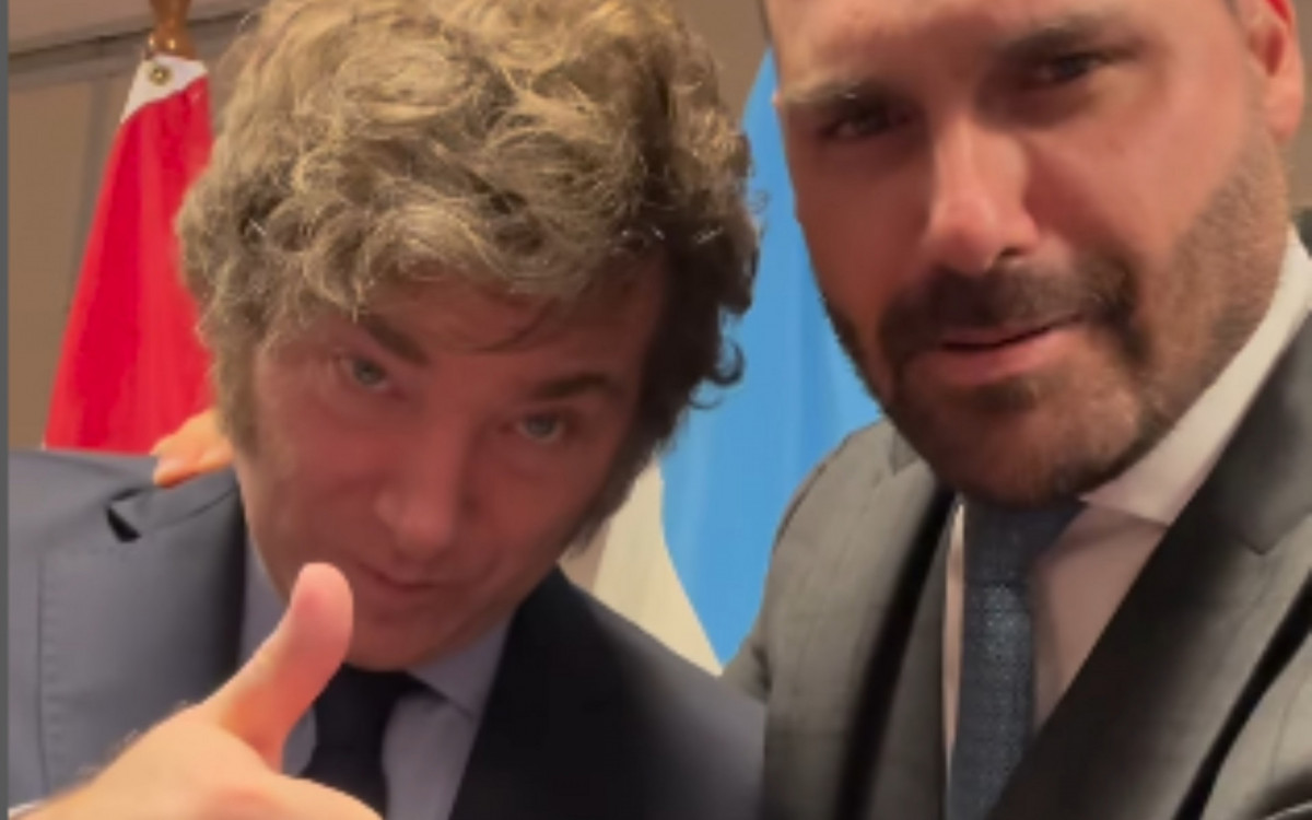 Milei ao lado de Eduardo Bolsonaro durante encontro no sábado (6)