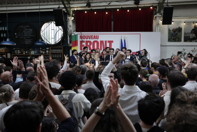 Projeções mostram esquerda à frente da aliança de Macron e da extrema direita nas eleições da França