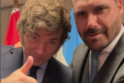 Milei recebe medalha de 'imbrochável' ao chegar no Brasil