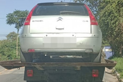 Patrulha Escolar recolhe carro de passeio após denúncia de transporte clandestino em Volta Redonda