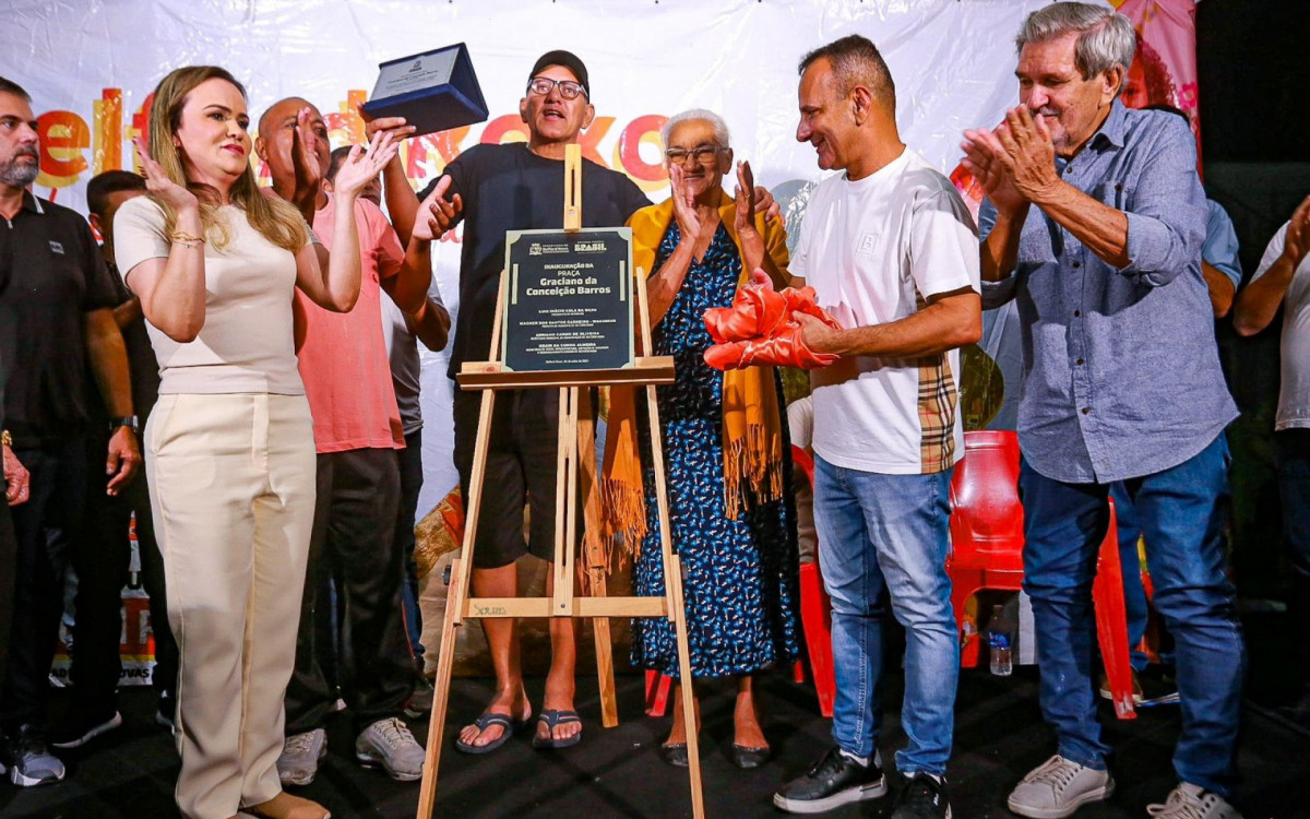A deputada federal Daniela do Waguinho, a viúva Maria Francisca e familiares, e o prefeito Waguinho descerram a placa de inauguração da praça em Itaipu
