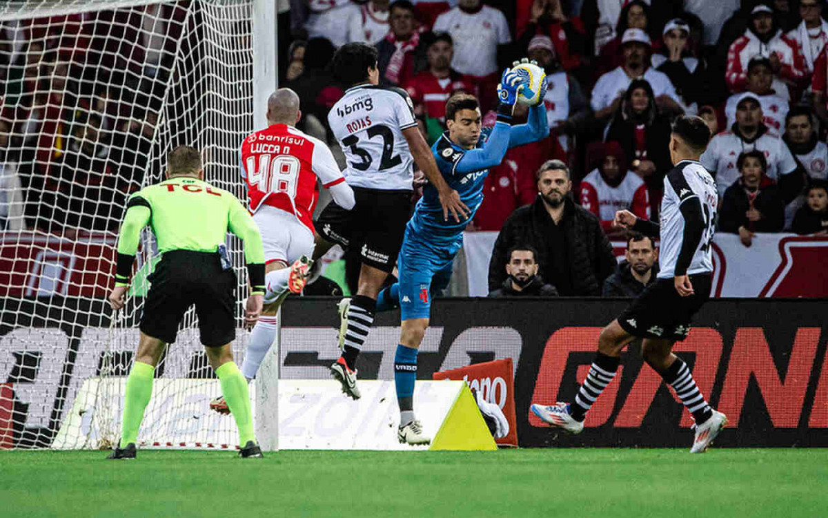 Rojas cumpre protocolo da CBF e desfalca o Vasco contra o Corinthians