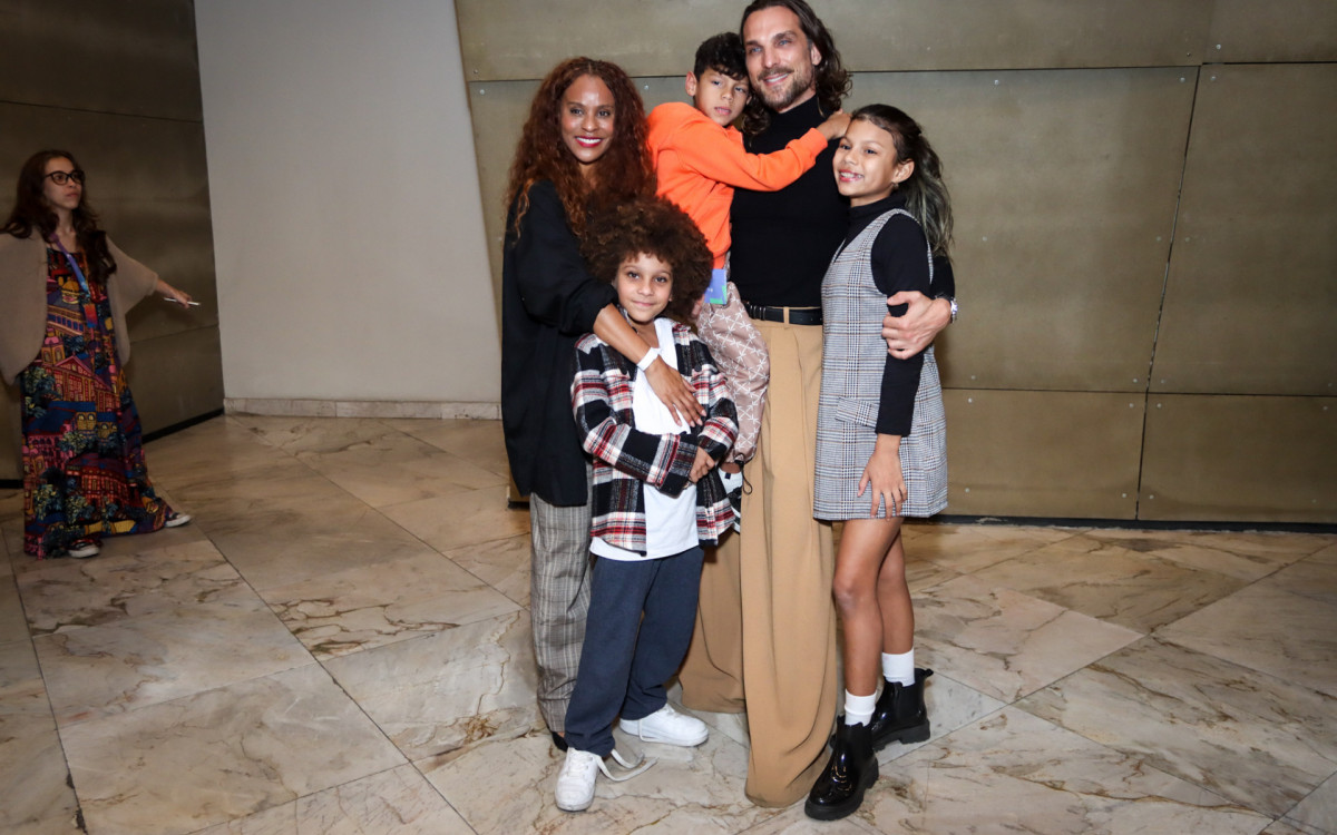 Aline Wirley e Igor Rickli vão ao teatro com os filhos Antônio, Fátima e Willkson
- Victor Chapetta/Ag.news