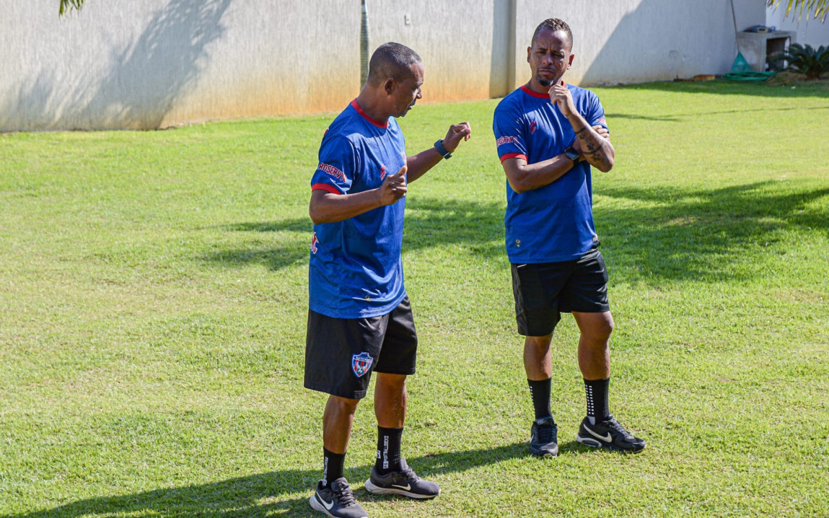 O coordenador de base do Belford Roxo, Custódio Junior (E) e o auxiliar técnico Adriano Tatu