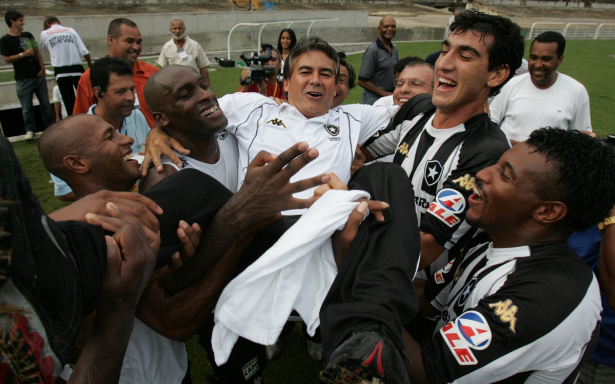Carlos Roberto é festejado por atletas do Botafogo ao ser campeão