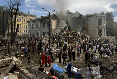 Bombardeios russos deixam pelo menos 20 mortos em Kiev; pacientes ficam presos em escombros de hospital