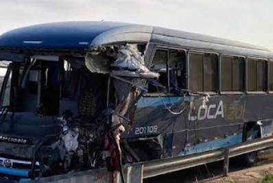 Colisão entre ônibus e micro-ônibus deixa cinco mortos e seis feridos no interior de SP