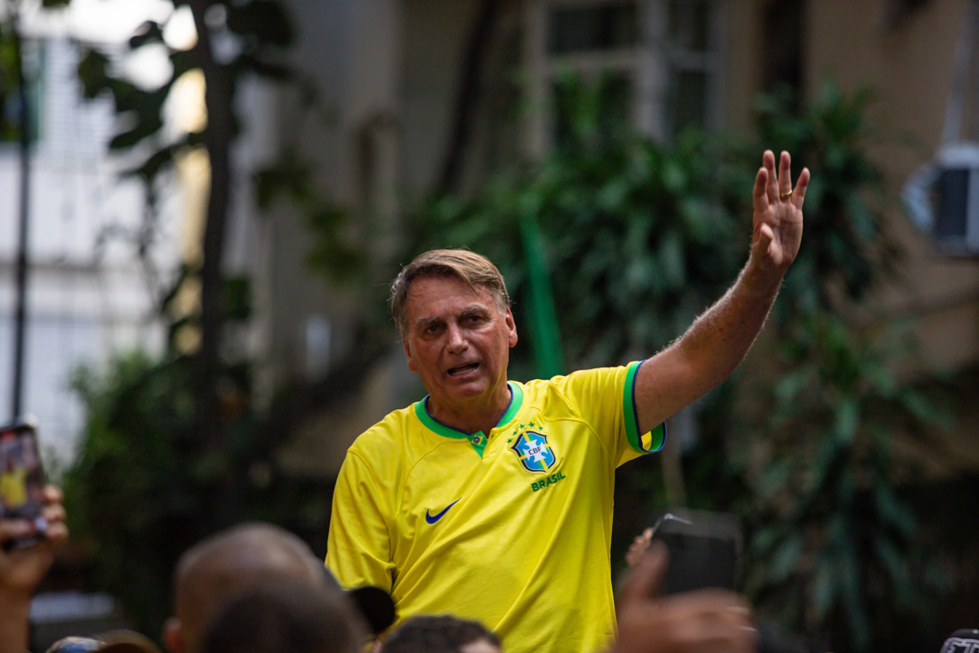 Bolsonaro e filhos se solidarizam com Trump após atentado