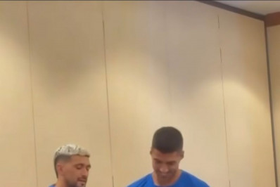 Vídeo: Suárez perde desafio e 'vira garçom' de Arrascaeta na seleção uruguaia