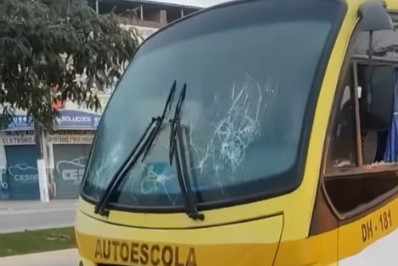 Ônibus de autoescola é vandalizado em Rio das Ostras