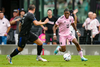 Vasco espera por atacante colombiano na terça para exames médicos