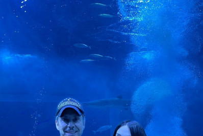 Alexandre Nero e a mulher curtem passeio no AquaRio com os filhos