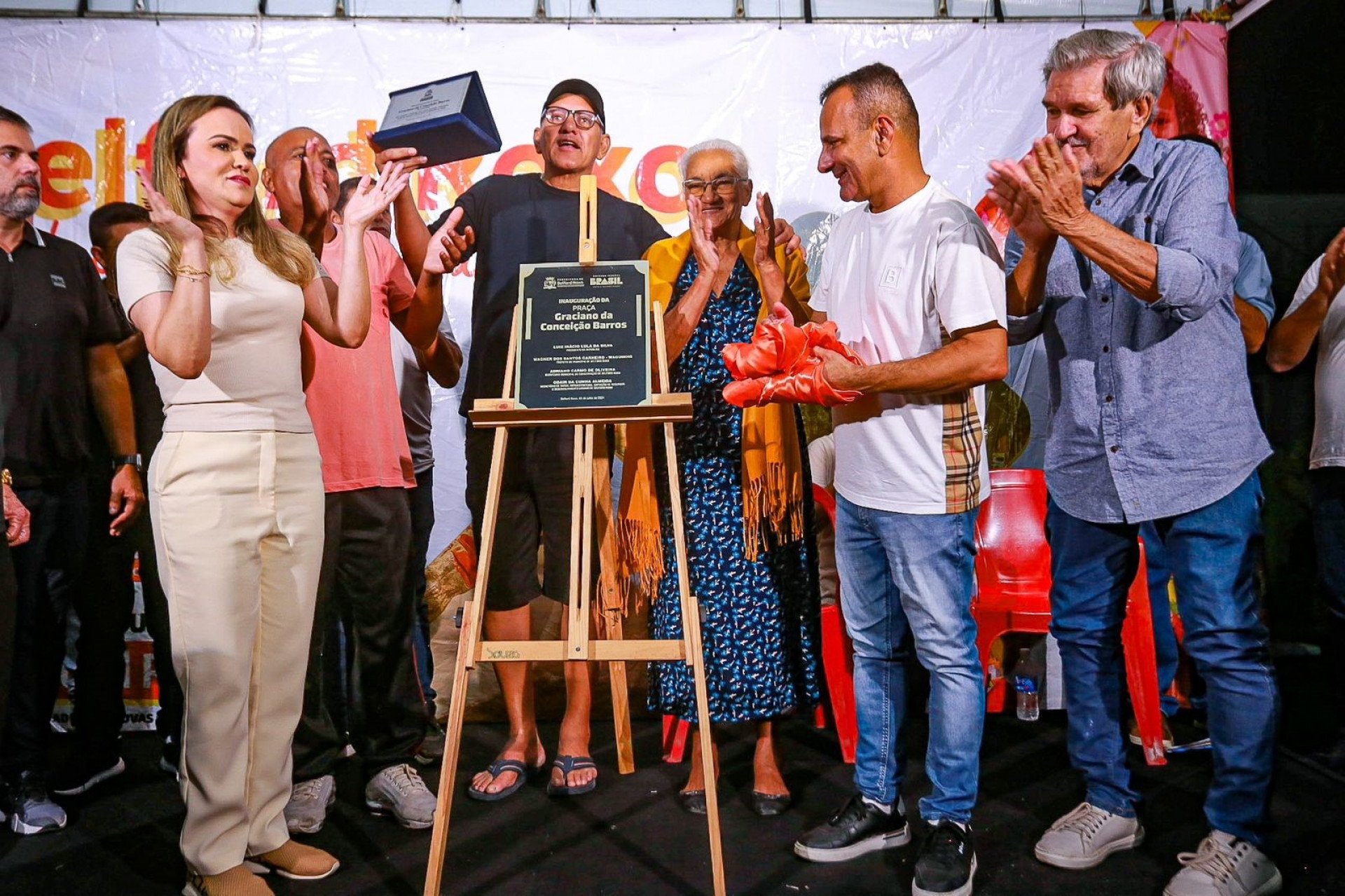 A deputada federal Daniela do Waguinho, a viúva Maria Francisca e familiares, e o prefeito Waguinho descerram a placa de inauguração da praça em Itaipu - Rafael Barreto/PMBR