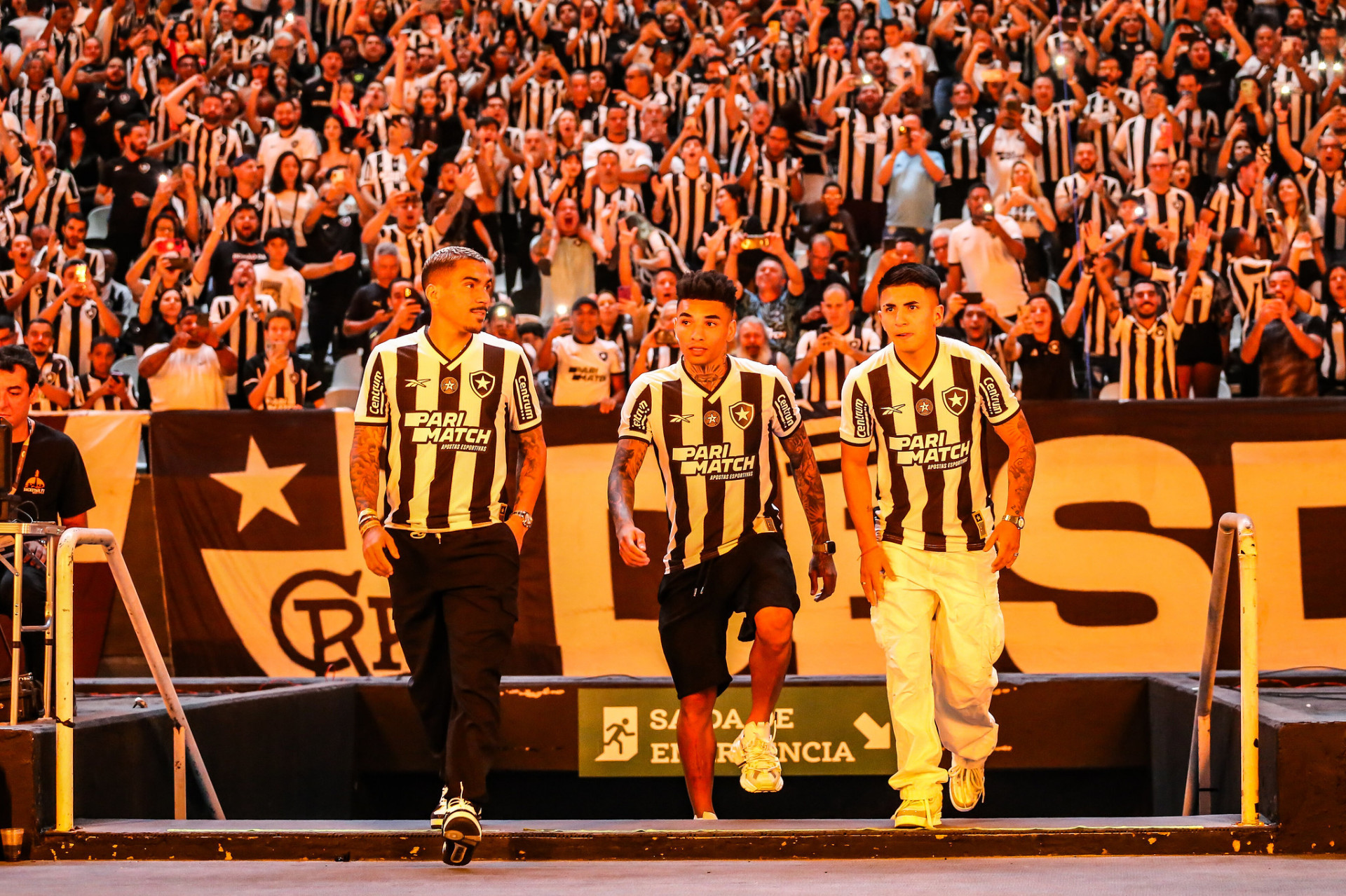 Allan, Igor Jesus e Thiago Almada em apresentação no Estádio Nilton Santos - Vitor Silva/Botafogo