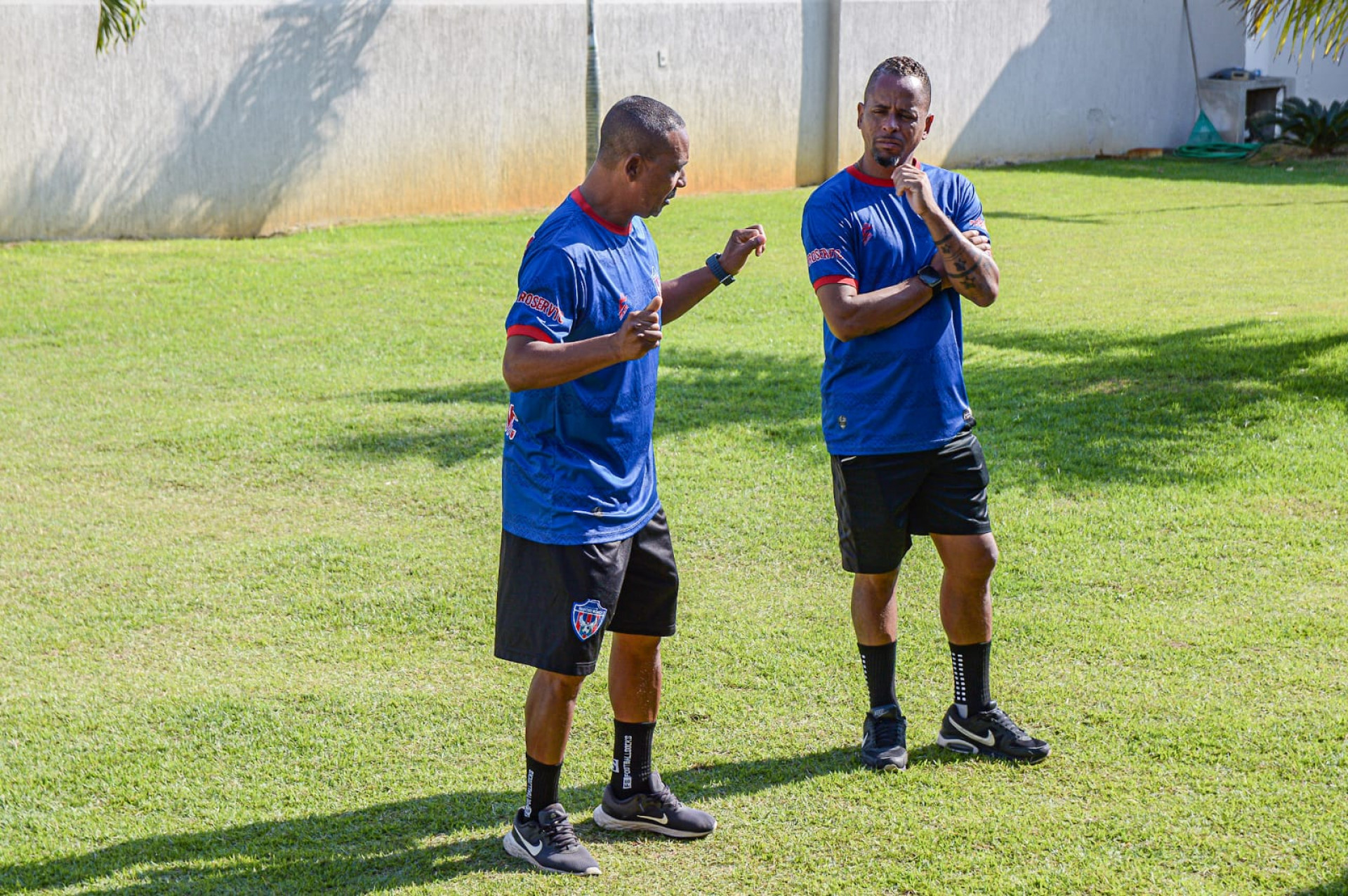 O coordenador de base do Belford Roxo, Custódio Junior (E) e o auxiliar técnico Adriano Tatu - Isaac Timotéo / SEBR