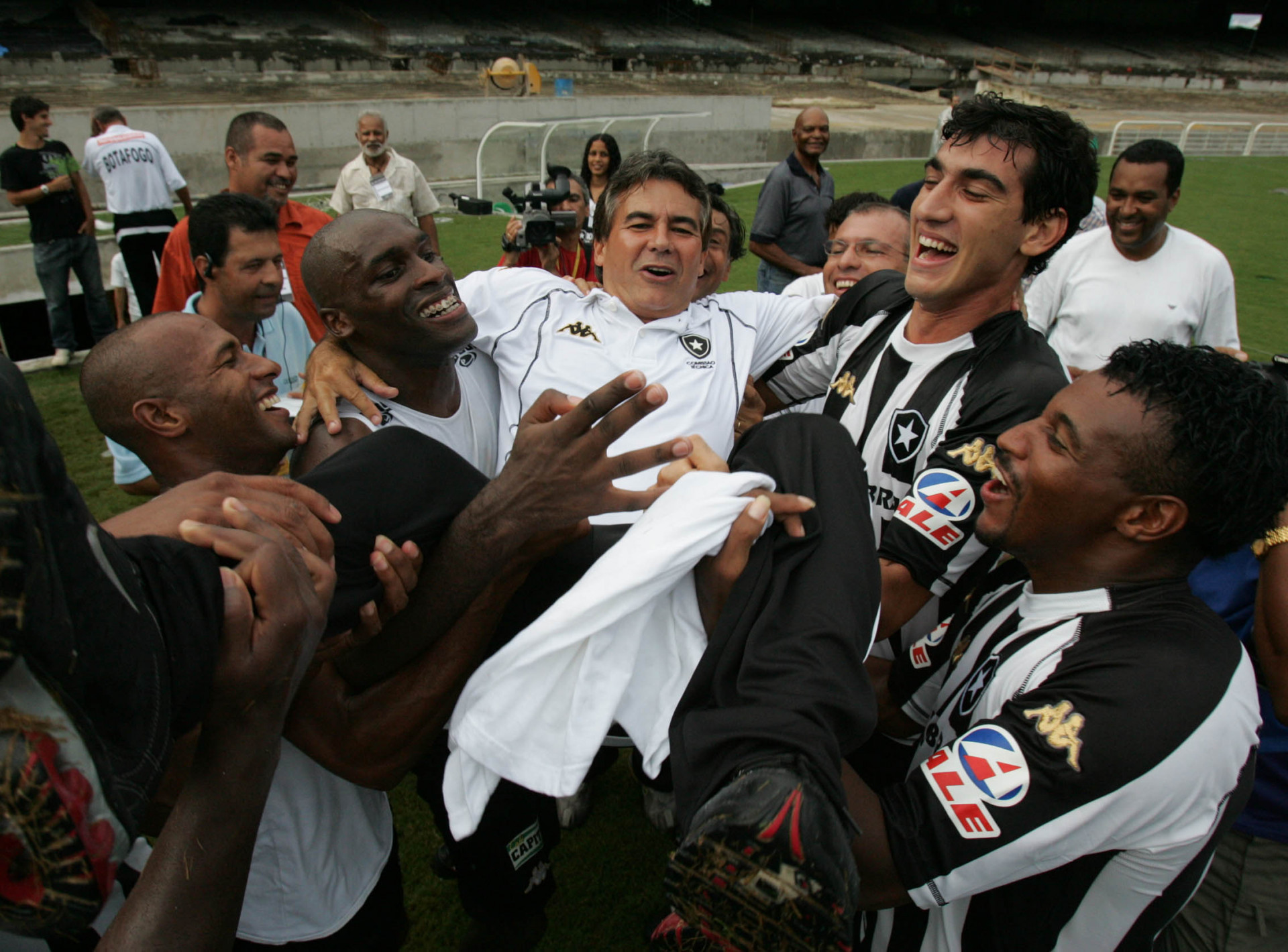 Carlos Roberto &eacute; festejado por atletas do Botafogo ao ser campe&atilde;o - Carlos Moraes - Arquivo O Dia